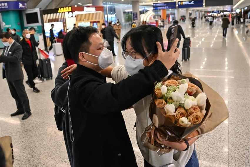 Niềm vui được đón chào người thân quay về tại sân bay quốc tế Phố Đông Thượng Hải. Ảnh: AFP Niềm vui được đón chào người thân quay về tại sân bay quốc tế Phố Đông Thượng Hải. Ảnh: AFP