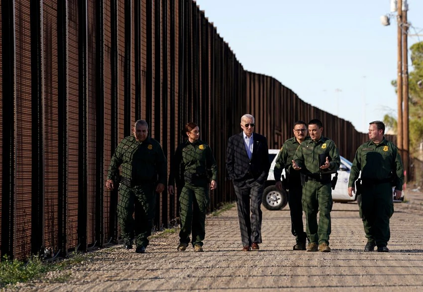 Tổng thống Mỹ Joe Biden nói chuyện với các sĩ quan tuần tra biên giới tại bức tường biên giới Mỹ-Mexico ở thành phố El Paso, bang Texas (Mỹ) ngày 8-1. Ảnh: REUTERS Tổng thống Mỹ Joe Biden nói chuyện với các sĩ quan tuần tra biên giới tại bức tường biên giới Mỹ-Mexico ở thành phố El Paso, bang Texas (Mỹ) ngày 8-1. Ảnh: REUTERS