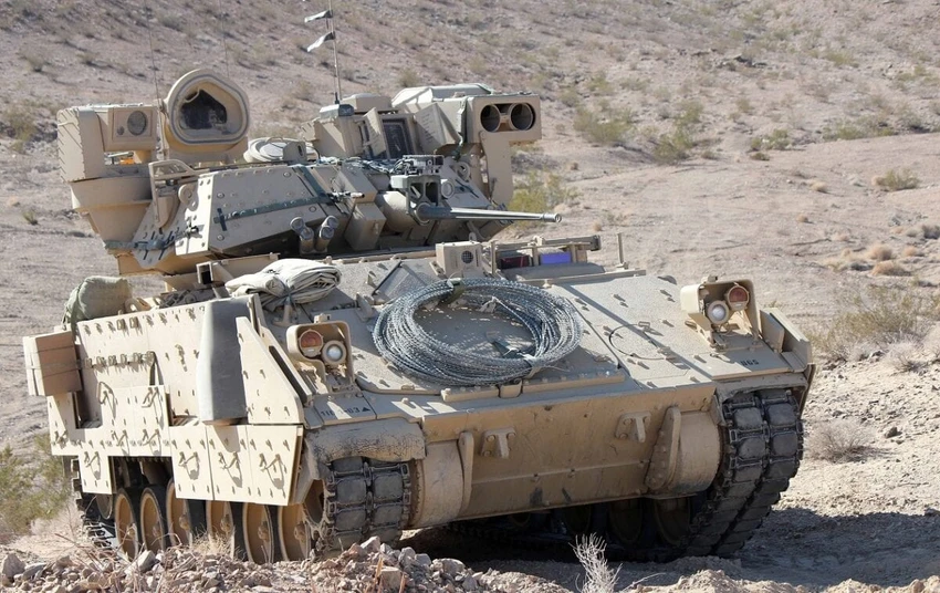 Một chiếc Bradley M2 được trưng bày tại một cuộc diễn tập huấn luyện ở Trung tâm Huấn luyện Quốc gia Fort Irwin, bang California (Mỹ). Ảnh: 19FORTYFIVE Một chiếc Bradley M2 được trưng bày tại một cuộc diễn tập huấn luyện ở Trung tâm Huấn luyện Quốc gia Fort Irwin, bang California (Mỹ). Ảnh: 19FORTYFIVE