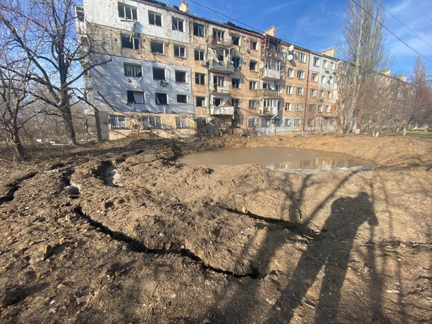 Pháo của quân Nga rơi xuống sân của một khu chung cư ở thành phố Kherson (tỉnh Kherson), Ukraine ngày 10-1. Ảnh: KYRYLO TYMOSHENKO Pháo của quân Nga rơi xuống sân của một khu chung cư ở thành phố Kherson (tỉnh Kherson), Ukraine ngày 10-1. Ảnh: KYRYLO TYMOSHENKO