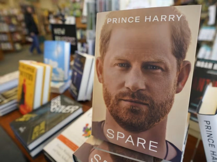 Cuốn sách mới của Hoàng tử Harry có tên “Spare” trưng bày tại cửa hàng sách của ở thành phố Freeport, bang Maine (Mỹ) ngày 10-1. Ảnh: AP