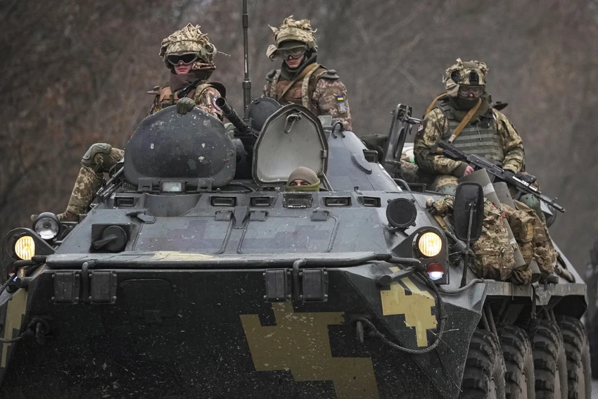 Binh sĩ Ukraine tại tỉnh Donetsk, miền đông Ukraine vào ngày 24-2-2022. Ảnh: AP Binh sĩ Ukraine tại tỉnh Donetsk, miền đông Ukraine vào ngày 24-2-2022. Ảnh: AP