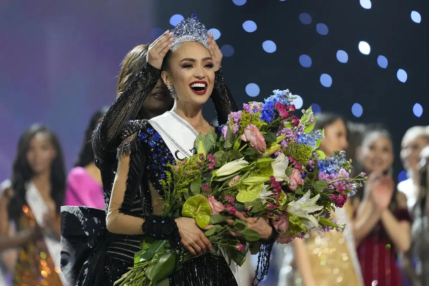 Người đẹp R’ Bonney Gabriel trở thành tân Hoa hậu Hoàn vũ 2022. Ảnh: AP Người đẹp R’ Bonney Gabriel trở thành tân Hoa hậu Hoàn vũ 2022. Ảnh: AP