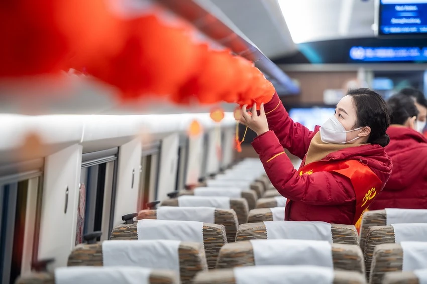 Nhân viên trang trí toa tàu tại ga xe lửa Vũ Hán ở Vũ Hán, tỉnh Hồ Bắc, Trung Quốc. Ảnh: TÂN HOA XÃ