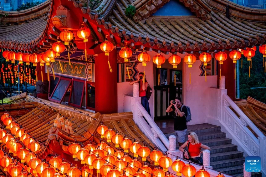 Nhiều du khách thích thú trước cảnh trang trí chuẩn bị cho dịp Tết Nguyên đán tại chùa Thiên Hậu, Kuala Lumpur, Malaysia. Ảnh: TÂN HOA XÃ