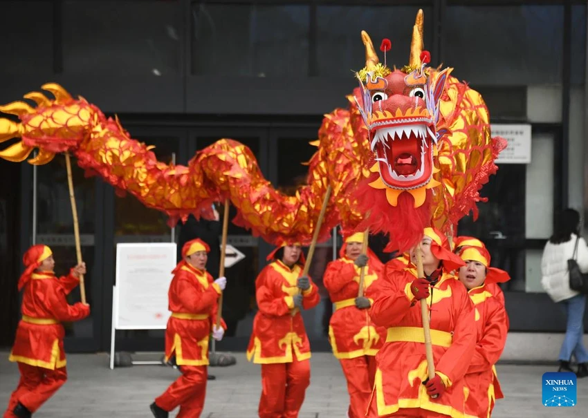 Biểu diễn múa rồng bên ngoài trung tâm văn hóa Hải Điến, quận Hải Điến, Bắc Kinh, Trung Quốc. Ảnh: TÂN HOA XÃ
