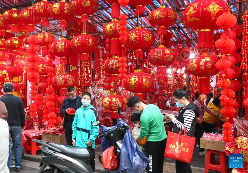 Người dân chọn đồ trang trí năm mới tại thành phố Nam Ninh, Khu tự trị dân tộc Choang Quảng Tây, phía Nam Trung Quốc. Ảnh: TÂN HOA XÃ