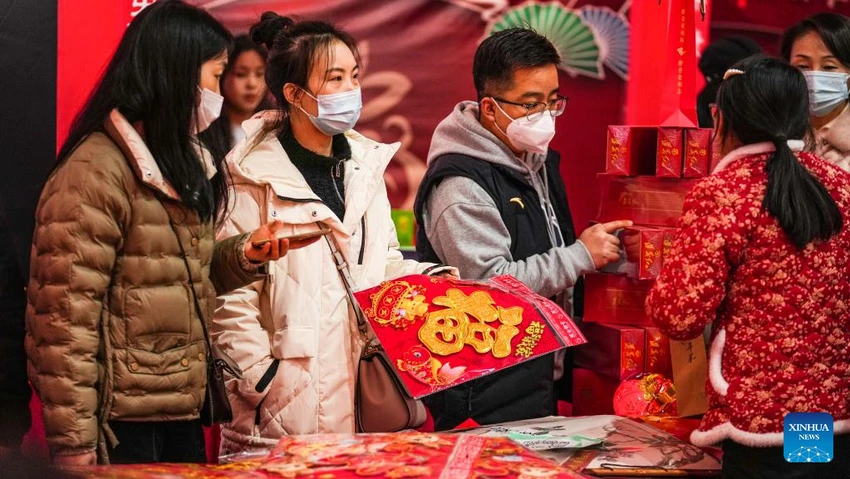 Các hình trang trí chữ mang ý nghĩa chúc phúc, tốt lành là một phần quan trọng trong trang trí nhà cửa dịp năm mới của người dân Trung Quốc. Ảnh: TÂN HOA XÃ