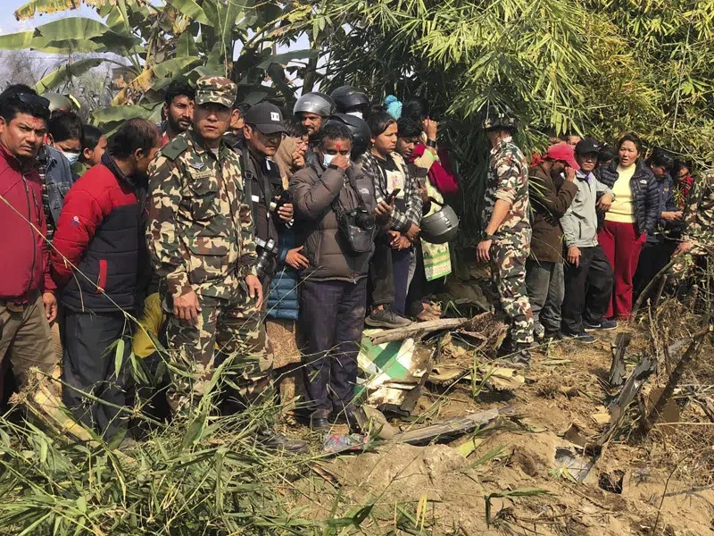 Lực lượng cứu hộ và người dân tại hiện trường vụ tai nạn. Ảnh: AP Lực lượng cứu hộ và người dân tại hiện trường vụ tai nạn. Ảnh: AP