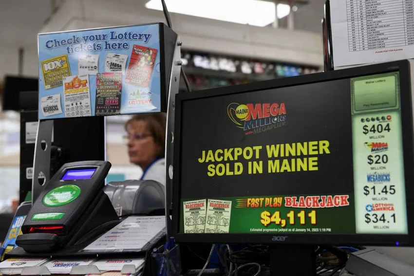 Màn hình bán vé giải Mega Millions tại cửa hàng tiện lợi Hometown Gas &amp; Grill, bang Maine. Ảnh: REUTERS