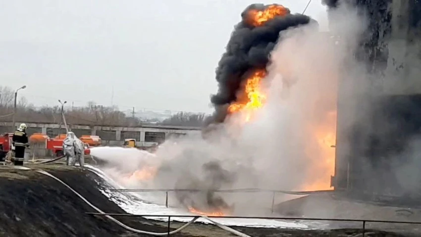 Đám cháy tại một kho nhiên liệu ở vùng Belgorod (Nga) ngày 1-4-2022. Ảnh: REUTERS Đám cháy tại một kho nhiên liệu ở vùng Belgorod (Nga) ngày 1-4-2022. Ảnh: REUTERS