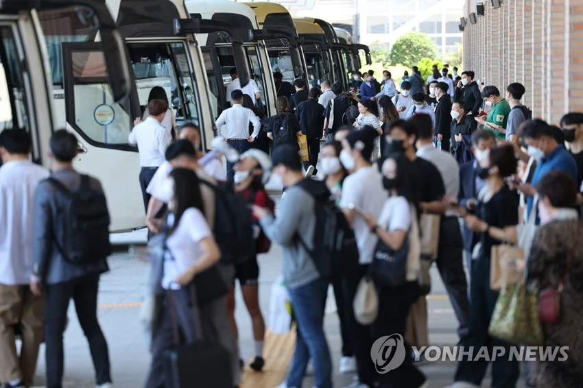 Hành khách Hàn Quốc tại một nhà ga. Ảnh: YONHAP Hành khách Hàn Quốc tại một nhà ga. Ảnh: YONHAP