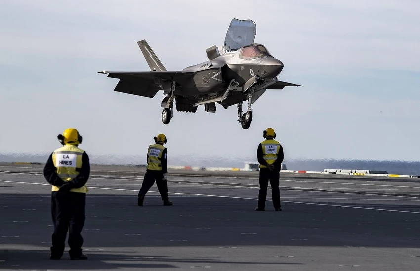 Một chiếc tiêm kích F-35B được biên chế vào lực lượng Hải quân Hoàng gia Anh ở Đại Tây Dương vào ngày 17-10-2019. Ảnh: 19FORTYFIVE Một chiếc tiêm kích F-35B được biên chế vào lực lượng Hải quân Hoàng gia Anh ở Đại Tây Dương vào ngày 17-10-2019. Ảnh: 19FORTYFIVE