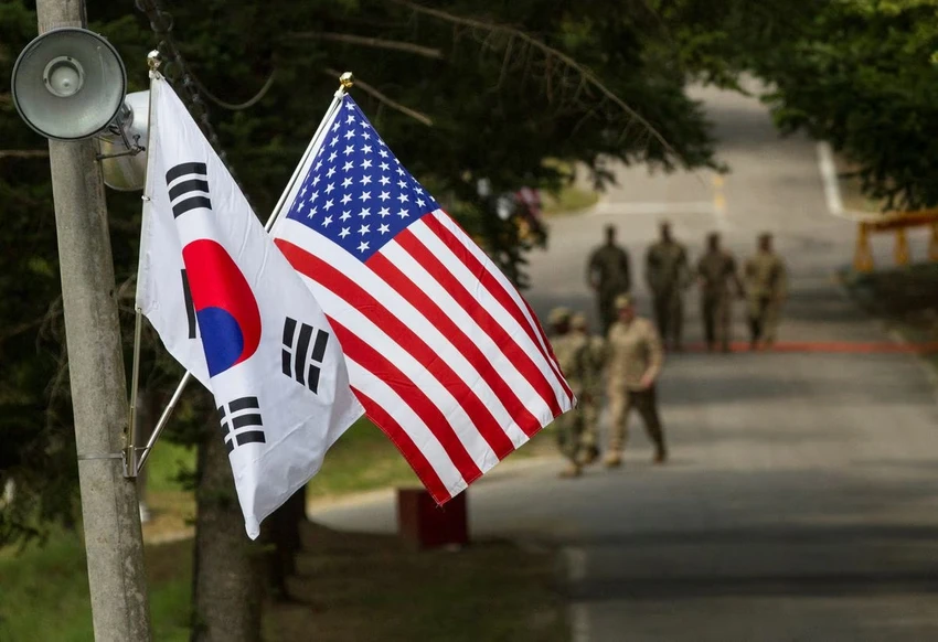 Cờ Mỹ và Hàn Quốc tại TP Yongin (Hàn Quốc). Ảnh: REUTERS Cờ Mỹ và Hàn Quốc tại TP Yongin (Hàn Quốc). Ảnh: REUTERS