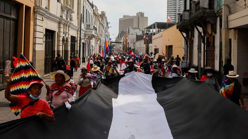 Biểu tình ở thủ đô Lima (Peru) ngày 19-11. Ảnh: CNN Biểu tình ở thủ đô Lima (Peru) ngày 19-11. Ảnh: CNN