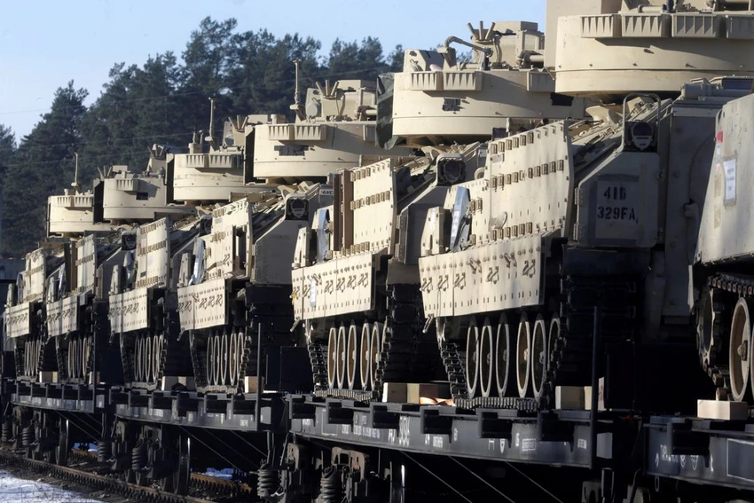 Xe chiến đấu Bradley của Mỹ. Ảnh: REUTERS Xe chiến đấu Bradley của Mỹ. Ảnh: REUTERS