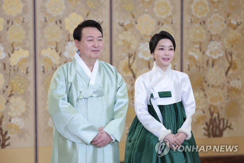 Tổng thống Yoon Suk Yeol và đệ nhất phu nhân Kim Keon Hee chúc Tết người dân trong trang phục truyền thống của nước này ngày 21-1. Ảnh: YONHAP Tổng thống Yoon Suk Yeol và đệ nhất phu nhân Kim Keon Hee chúc Tết người dân trong trang phục truyền thống của nước này ngày 21-1. Ảnh: YONHAP