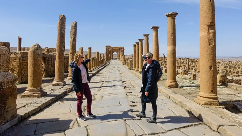 Cô Rachel Davey và cô Martina Sebova ở Algeria năm 2022. Ảnh: RACHEL DAVEY