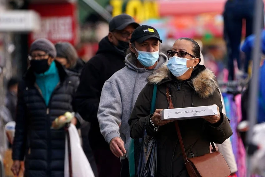 Người Mỹ đeo khẩu trang để ngăn ngừa sự lây lan của COVID-19. Ảnh: REUTERS Người Mỹ đeo khẩu trang để ngăn ngừa sự lây lan của COVID-19. Ảnh: REUTERS