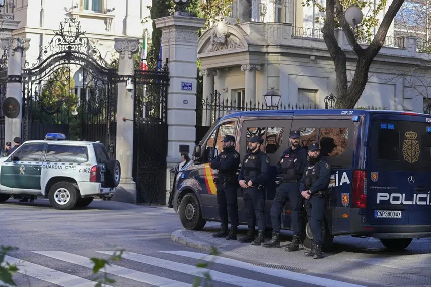 Cảnh sát Tây Ban Nha bảo vệ Đại sứ quán Ý ở thủ đô Madrid (Tây Ban Nha) ngày 31-1. Ảnh: AP Cảnh sát Tây Ban Nha bảo vệ Đại sứ quán Ý ở thủ đô Madrid (Tây Ban Nha) ngày 31-1. Ảnh: AP