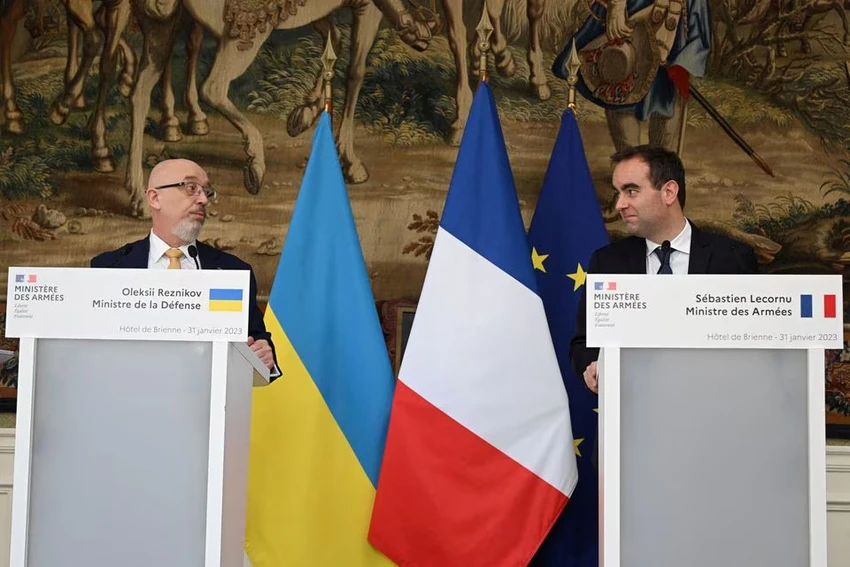 Bộ trưởng Quốc phòng Pháp Sebastien Lecornu (phải) và Bộ trưởng Quốc phòng Ukraine Oleksiy Reznikov trong cuộc họp báo hôm 31-1. Ảnh: REUTERS Bộ trưởng Quốc phòng Pháp Sebastien Lecornu (phải) và Bộ trưởng Quốc phòng Ukraine Oleksiy Reznikov trong cuộc họp báo hôm 31-1. Ảnh: REUTERS