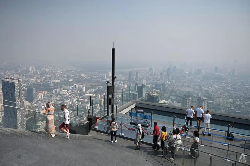 Thủ đô Bangkok (Thái Lan) chìm trong mù sương nhìn từ đài quan sát trên đỉnh Tòa nhà King Power Mahanakhon ở trung tâm thành phố ngày 1-2. Ảnh: CHANNEL NEWSASIA Thủ đô Bangkok (Thái Lan) chìm trong mù sương nhìn từ đài quan sát trên đỉnh Tòa nhà King Power Mahanakhon ở trung tâm thành phố ngày 1-2. Ảnh: CHANNEL NEWSASIA