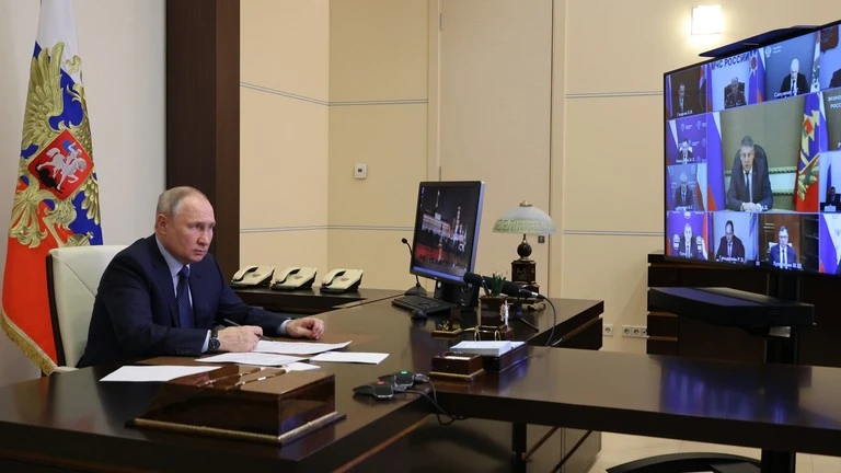 Tổng thống Nga Vladimir Putin chủ trì cuộc họp về khôi phục cơ sở hạ tầng dân cư ở các vùng biên giới ngày 1-2. Ảnh: SPUTNIK Tổng thống Nga Vladimir Putin chủ trì cuộc họp về khôi phục cơ sở hạ tầng dân cư ở các vùng biên giới ngày 1-2. Ảnh: SPUTNIK