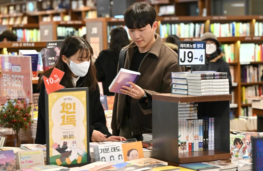 Người dân trong một hiệu sách ở thủ đô Seoul (Hàn Quốc) hôm 30-1. Ảnh: AFP Người dân trong một hiệu sách ở thủ đô Seoul (Hàn Quốc) hôm 30-1. Ảnh: AFP
