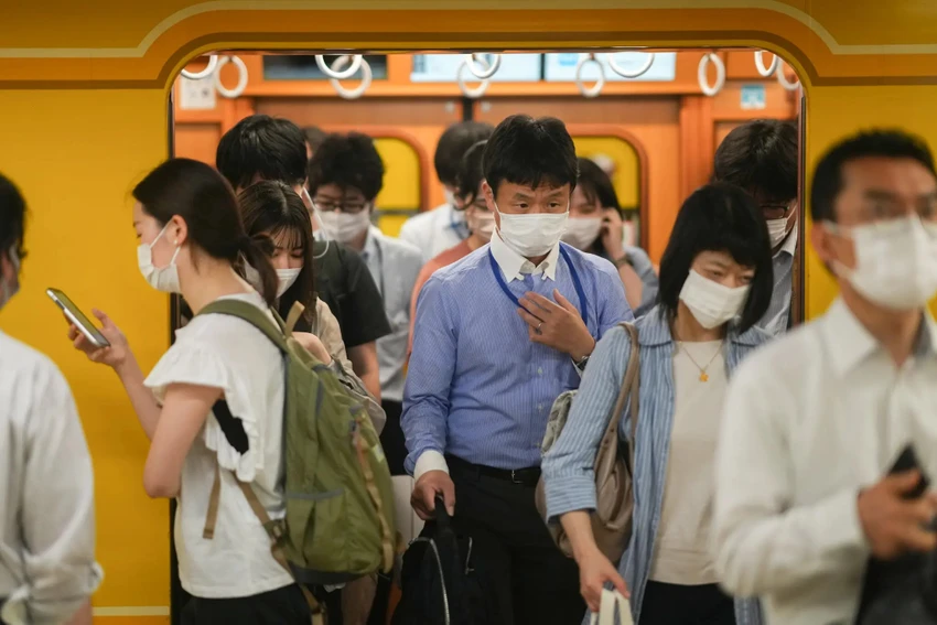 Người dân đi làm qua Shimbashi, Tokyo. Ảnh: THE NEW YORK TIMES Người dân đi làm qua Shimbashi, Tokyo. Ảnh: THE NEW YORK TIMES