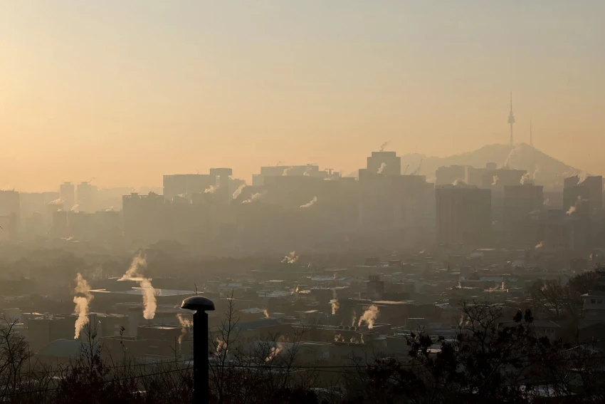 Bụi mịn gây ô nhiễm không khí ở Seoul. Ảnh: YONHAP Bụi mịn gây ô nhiễm không khí ở Seoul. Ảnh: YONHAP