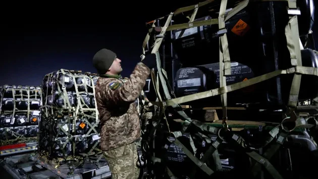 Các quân nhân Ukraine mở một lô viện trợ quân sự từ Mỹ. Ảnh: REUTERS Các quân nhân Ukraine mở một lô viện trợ quân sự từ Mỹ. Ảnh: REUTERS