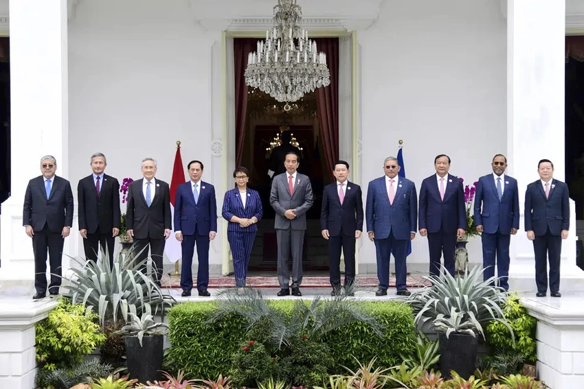 Bộ trưởng ngoại giao các nước Đông Nam Á tại Hội nghị Bộ trưởng Ngoại giao ASEAN ở thủ đô Jakarta (Indonesia) ngày 3-2. Ảnh: AP Bộ trưởng ngoại giao các nước Đông Nam Á tại Hội nghị Bộ trưởng Ngoại giao ASEAN ở thủ đô Jakarta (Indonesia) ngày 3-2. Ảnh: AP