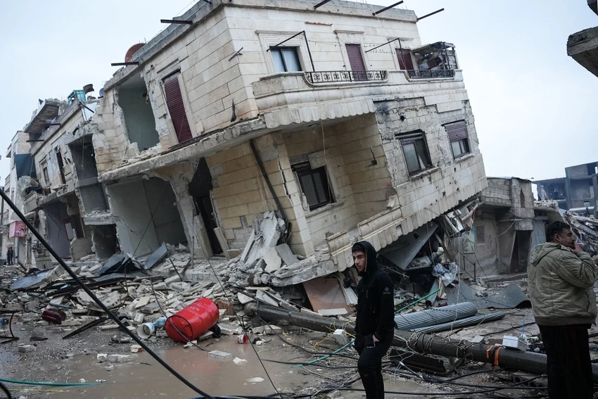 Người dân đứng trước một tòa nhà bị sập ở thị trấn Jandaris, Syria. Ảnh: AFP
