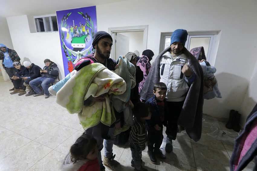Người dân đến nơi trú ẩn bên trong một trung tâm thể thao ở A'zaz, Syria. Ảnh: REUTERS Người dân đến nơi trú ẩn bên trong một trung tâm thể thao ở A'zaz, Syria. Ảnh: REUTERS