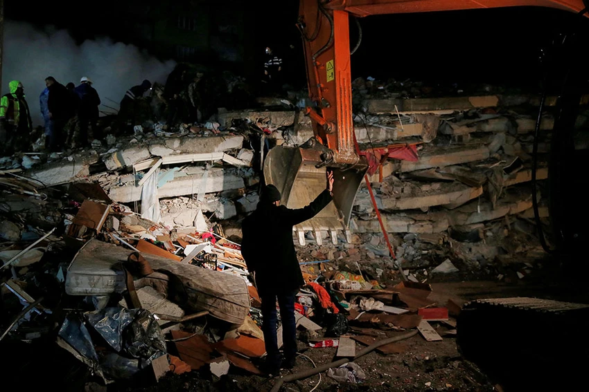 Đội cứu hộ tại một tòa nhà bị sập ở Osmaniye, Thổ Nhĩ Kỳ. Ảnh: REUTERS Đội cứu hộ tại một tòa nhà bị sập ở Osmaniye, Thổ Nhĩ Kỳ. Ảnh: REUTERS