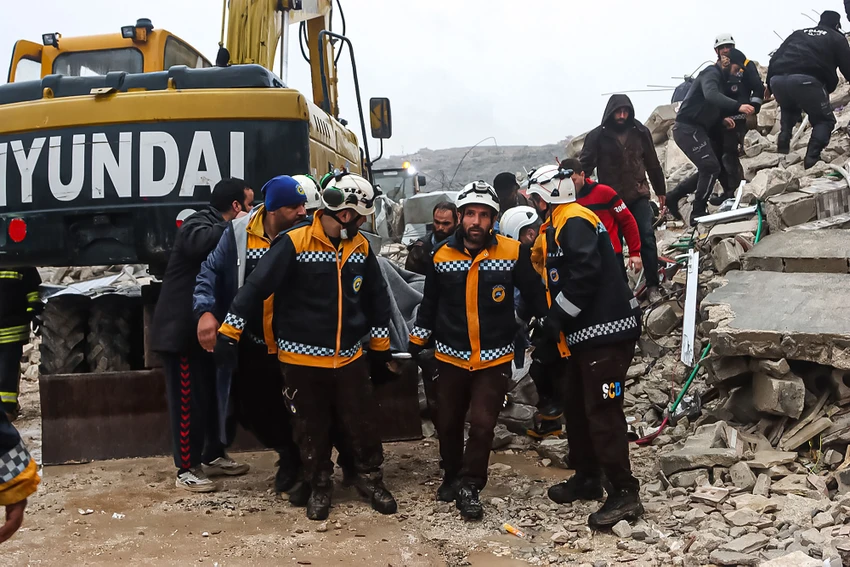Đội cứu hộ ở Idlib, Syria. Ảnh: SHUTTERSTOCK Đội cứu hộ ở Idlib, Syria. Ảnh: SHUTTERSTOCK