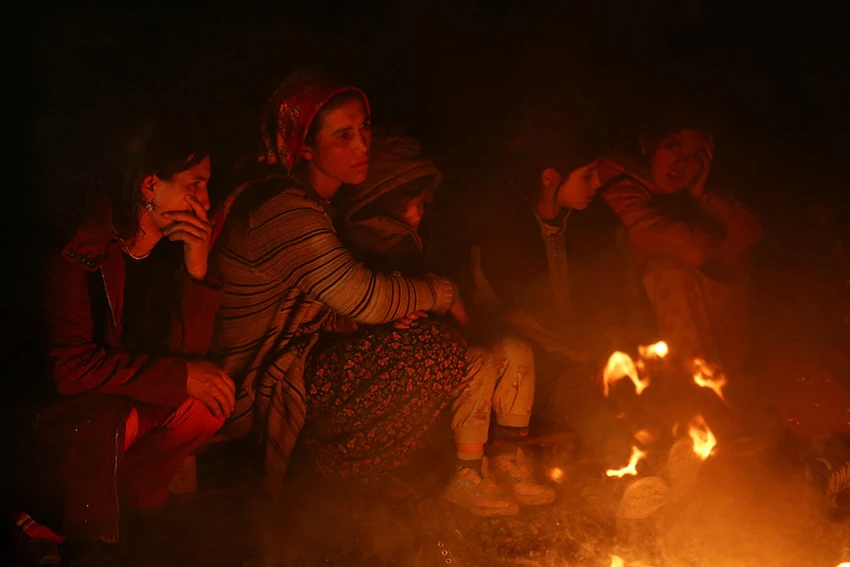 Người dân ngồi quanh đống lửa sưởi ấm ở Kahramanmaraş, Thổ Nhĩ Kỳ. Ảnh: REUTERS