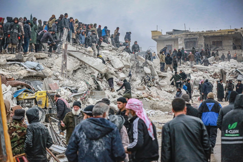 Nhân viên cứu hộ và dân thường tiến hành các hoạt động tìm kiếm và cứu hộ ở Idlib, Syria. Ảnh: ANADOLU AGENCY