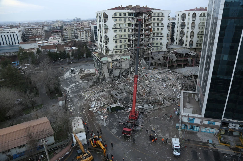 Một tòa nhà bị sập ở Diyarbakir, Thổ Nhĩ Kỳ. Ảnh: REUTERS Một tòa nhà bị sập ở Diyarbakir, Thổ Nhĩ Kỳ. Ảnh: REUTERS