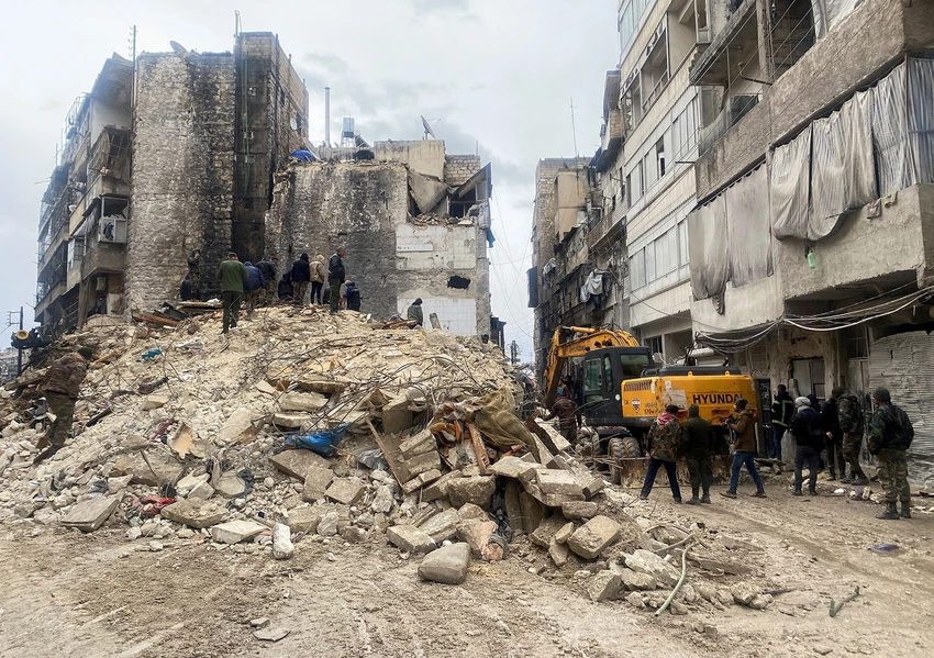 Người dân tìm kiếm những người sống sót dưới đống đổ nát ở Aleppo, Syria. Ảnh: REUTERS