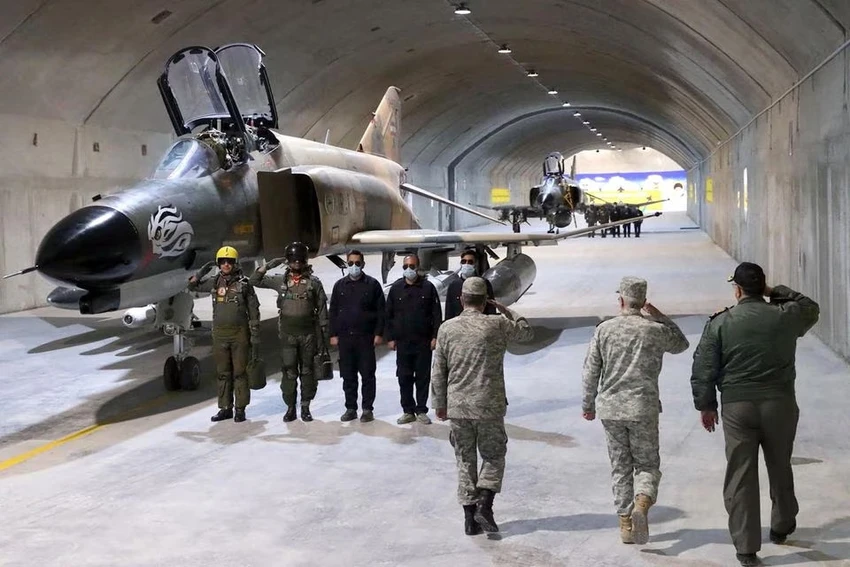 Tham mưu trưởng Lực lượng Vũ trang Iran - Thiếu tướng Mohammad Bagheri thăm căn cứ không quân ngầm Eagle 44 tại một địa điểm không được tiết lộ ở Iran ngày 7-2. Ảnh: QUÂN ĐỘI IRAN Tham mưu trưởng Lực lượng Vũ trang Iran - Thiếu tướng Mohammad Bagheri thăm căn cứ không quân ngầm Eagle 44 tại một địa điểm không được tiết lộ ở Iran ngày 7-2. Ảnh: QUÂN ĐỘI IRAN