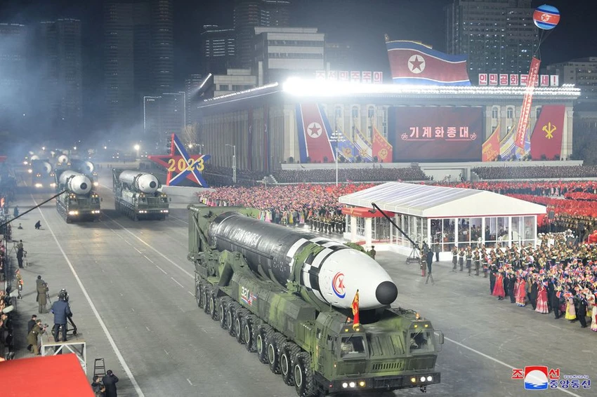 Tên lửa đạn đạo xuyên lục địa Hwasong-17 tại cuộc duyệt binh kỷ niệm 75 năm thành lập quân đội Triều Tiên ở Quảng trường Kim Nhật Thành ở thủ đô Bình Nhưỡng (Triều Tiên) tối 8-2. Ảnh: KCNA Tên lửa đạn đạo xuyên lục địa Hwasong-17 tại cuộc duyệt binh kỷ niệm 75 năm thành lập quân đội Triều Tiên ở Quảng trường Kim Nhật Thành ở thủ đô Bình Nhưỡng (Triều Tiên) tối 8-2. Ảnh: KCNA