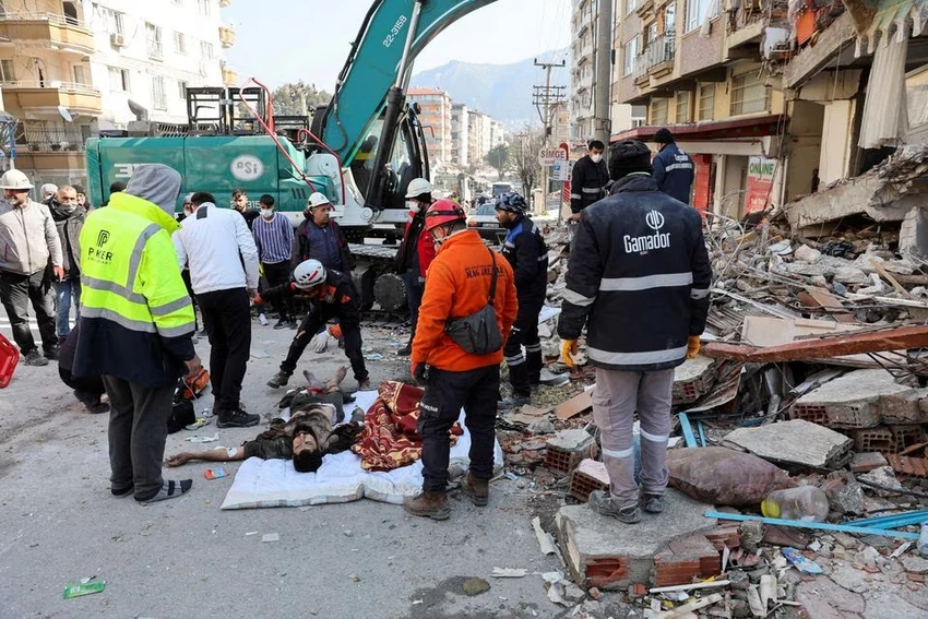 Ông Abdulalim Muaini được chăm sóc y tế sau khi cứu ra ngoài. Ảnh: REUTERS Ông Abdulalim Muaini được chăm sóc y tế sau khi cứu ra ngoài. Ảnh: REUTERS