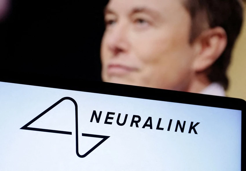 Logo công ty Neuralink và ảnh tỉ phú Elon Musk. Ảnh: REUTERS Logo công ty Neuralink và ảnh tỉ phú Elon Musk. Ảnh: REUTERS