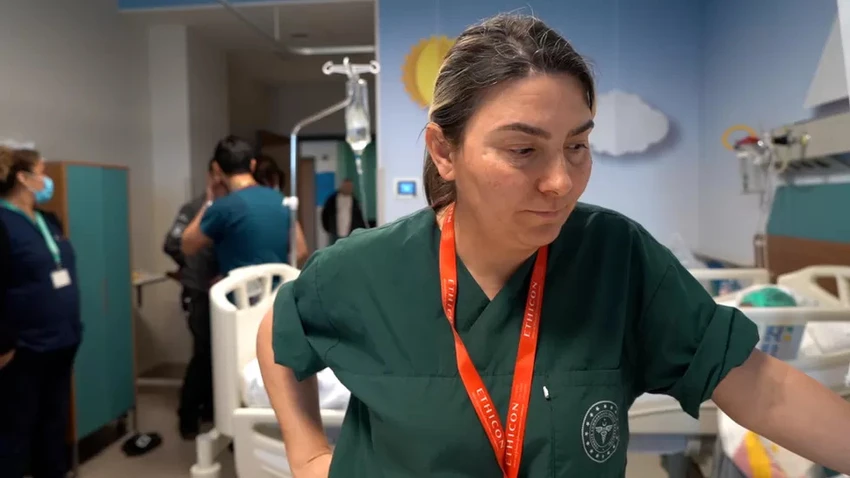 Bác sĩ nhi khoa Ilknur Banlicesur cho biết nhiều trẻ em không thể nói được vì quá sốc. Ảnh: BBC Bác sĩ nhi khoa Ilknur Banlicesur cho biết nhiều trẻ em không thể nói được vì quá sốc. Ảnh: BBC