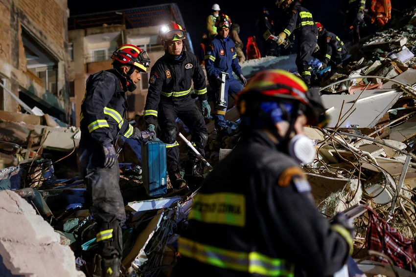 Lực lượng cứu hộ ở Hatay, Thổ Nhĩ Kỳ. Ảnh: REUTERS Lực lượng cứu hộ ở Hatay, Thổ Nhĩ Kỳ. Ảnh: REUTERS