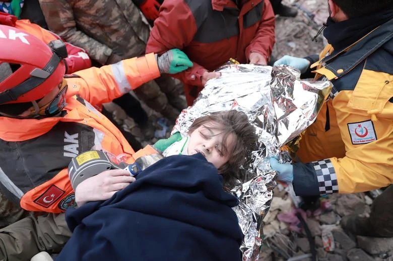 Một bé trai Thổ Nhĩ Kỳ được giải cứu sau trận động đất. Ảnh: REUTERS Một bé trai Thổ Nhĩ Kỳ được giải cứu sau trận động đất. Ảnh: REUTERS