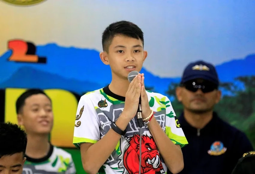 Cậu bé Duangpetch Promthep giới thiệu bản thân trong cuộc họp báo ở tỉnh Chiang Rai (Thái Lan) ngày 18-7-2018. Ảnh: REUTERS Cậu bé Duangpetch Promthep giới thiệu bản thân trong cuộc họp báo ở tỉnh Chiang Rai (Thái Lan) ngày 18-7-2018. Ảnh: REUTERS