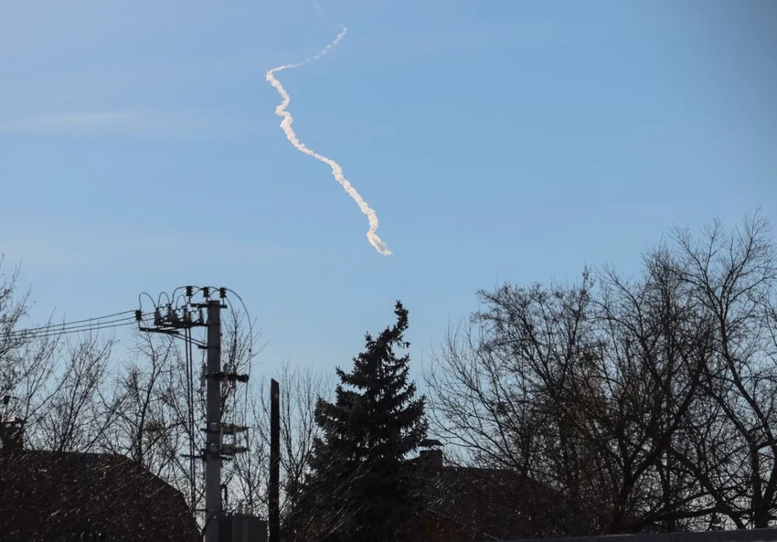 Một vệt tên lửa được nhìn thấy trên bầu trời thủ đô Kiev (Ukraine) ngày 15-2. Ảnh: REUTERS Một vệt tên lửa được nhìn thấy trên bầu trời thủ đô Kiev (Ukraine) ngày 15-2. Ảnh: REUTERS