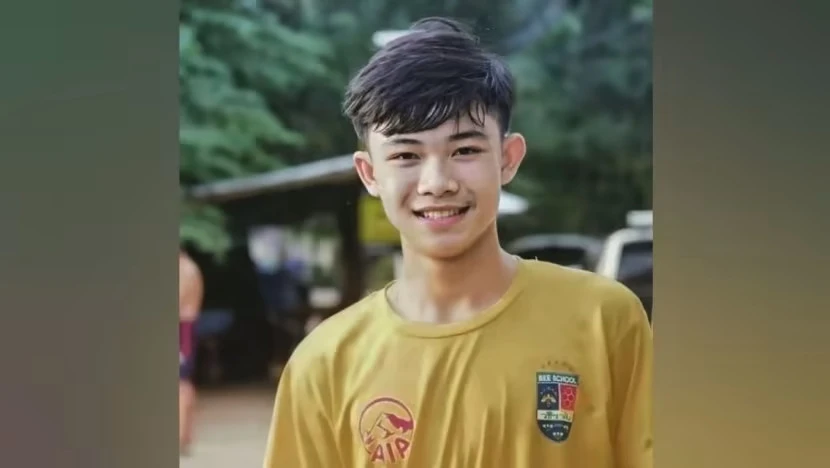 Cậu thiếu niên Duangpetch Promthep - đội trưởng đội bóng nhí Wild Boar (Lợn rừng) của Thái Lan. Ảnh: FACEBOOK Cậu thiếu niên Duangpetch Promthep - đội trưởng đội bóng nhí Wild Boar (Lợn rừng) của Thái Lan. Ảnh: FACEBOOK